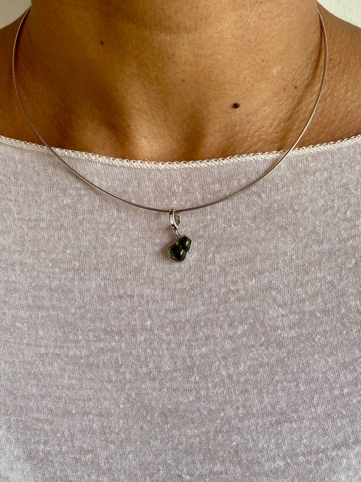 Dije Charm Moldavita Hulu