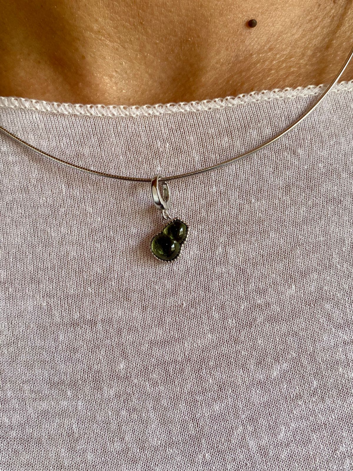 Dije Charm Moldavita Hulu