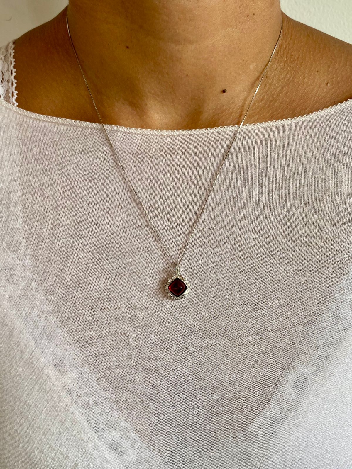 Dije Granate Rojo Sugarloaf